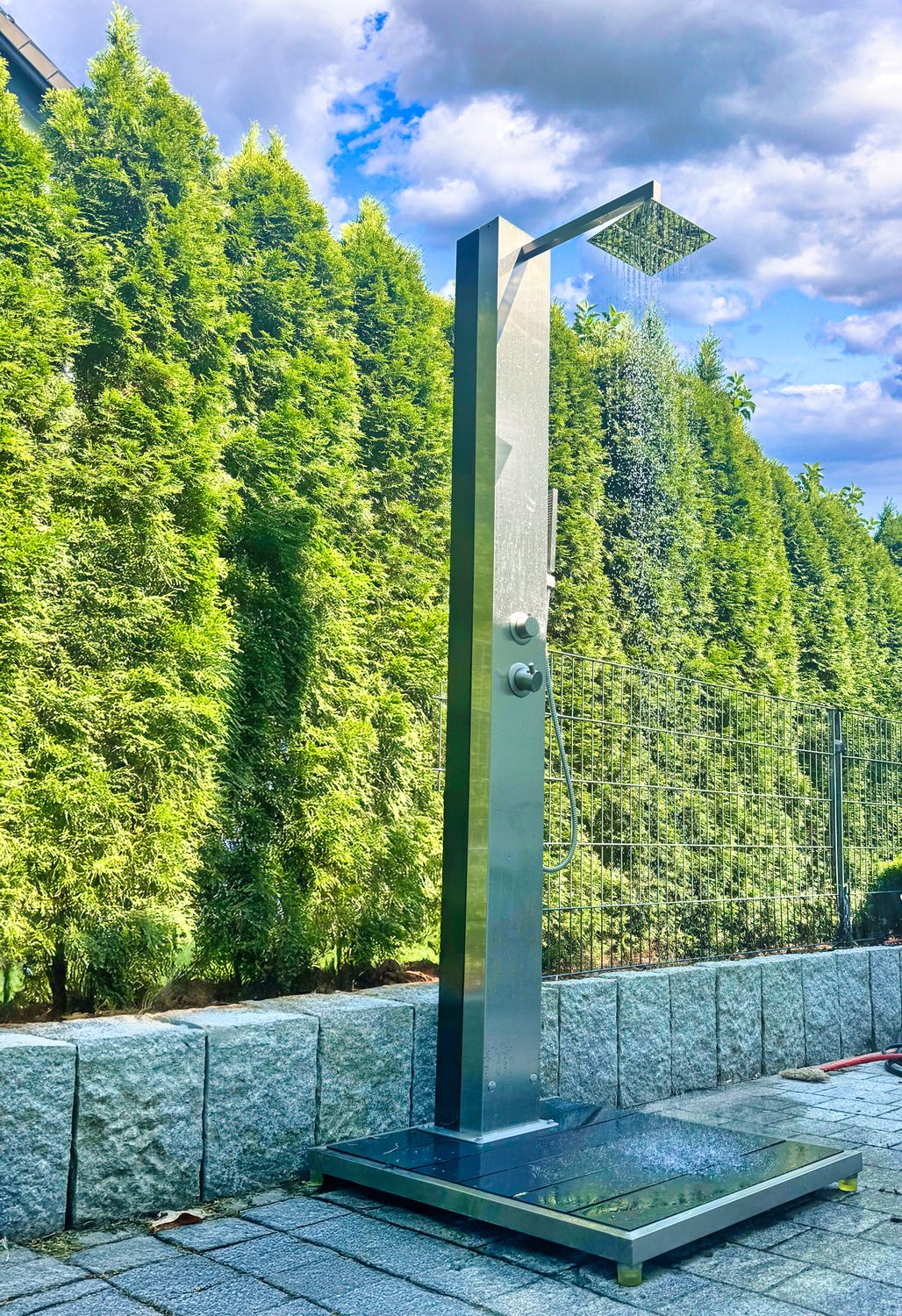 Māre Luxe – Sonnengeheizte Gartendusche aus Edelstahl