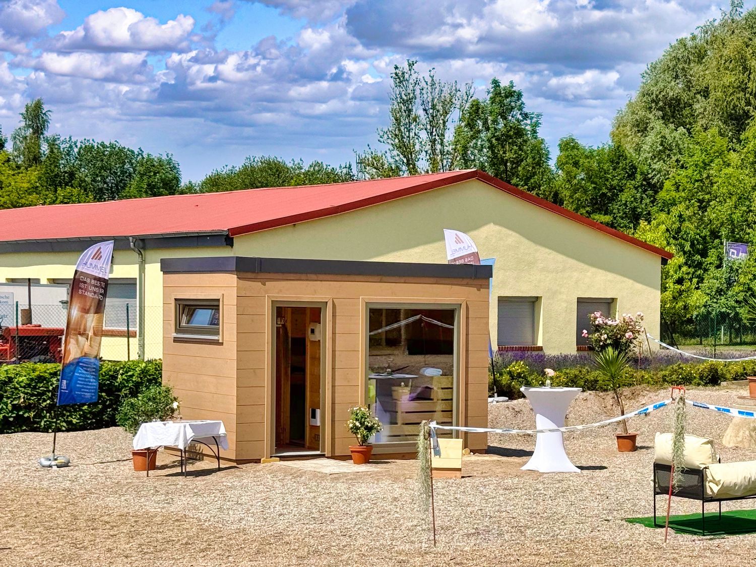 Moderne Gartensauna von Saunabloox® – 375 × 245 cm mit hochwertiger EOS-Ausstattung Vormontiert
