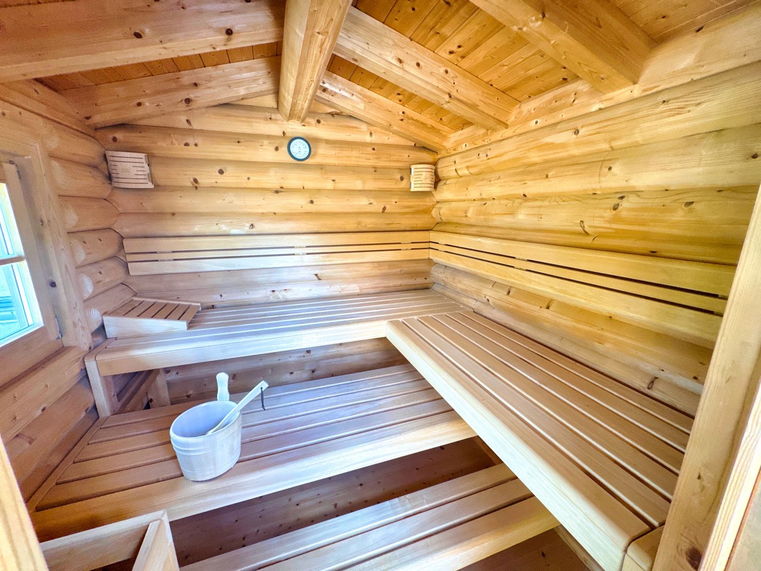 Rundbalkensauna „Finnland“ – Kompakte Vollholz-Sauna mit Ziegeldach (250 × 243 cm)