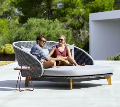 Peacock Daybed avec pieds en teck incluant table
