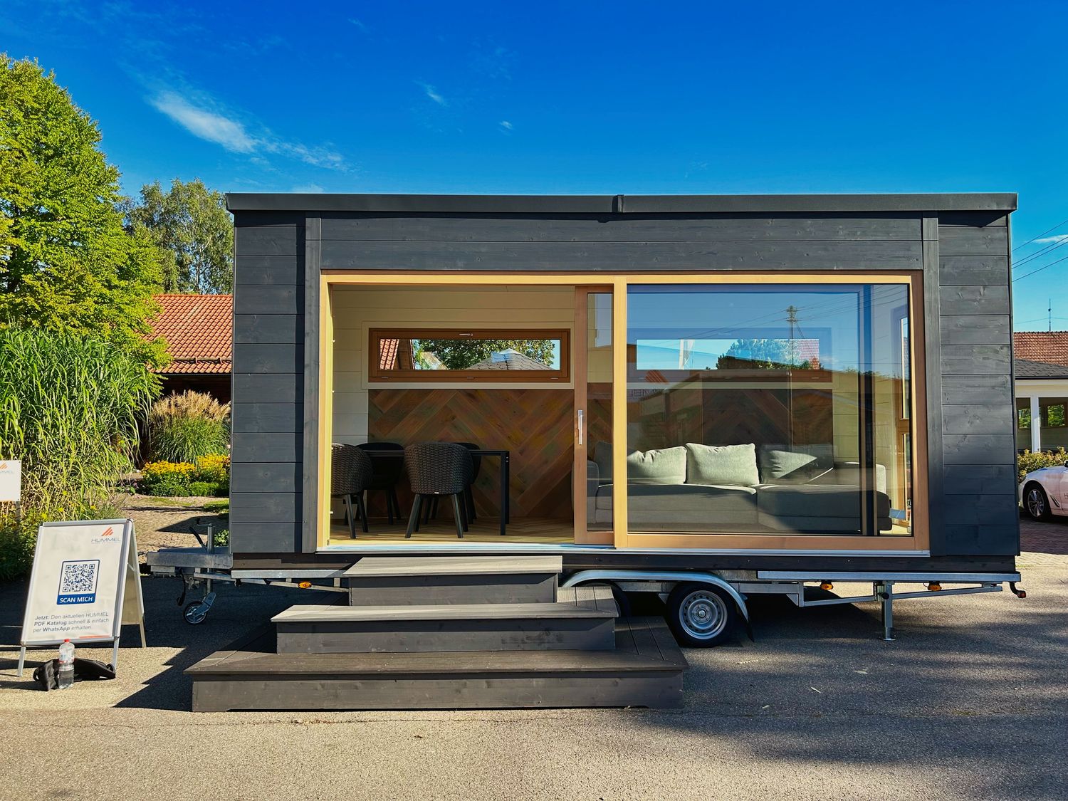 Modernes Tiny Office mit klaren Linien, Flachdach und großzügiger Fensterfront – ein mobiler Büroraum mit den Maßen 750 × 255 cm, ideal für flexible Arbeitsumgebungen