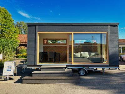 Modernes Tiny Office mit klaren Linien, Flachdach und großzügiger Fensterfront – ein mobiler Büroraum mit den Maßen 750 × 255 cm, ideal für flexible Arbeitsumgebungen