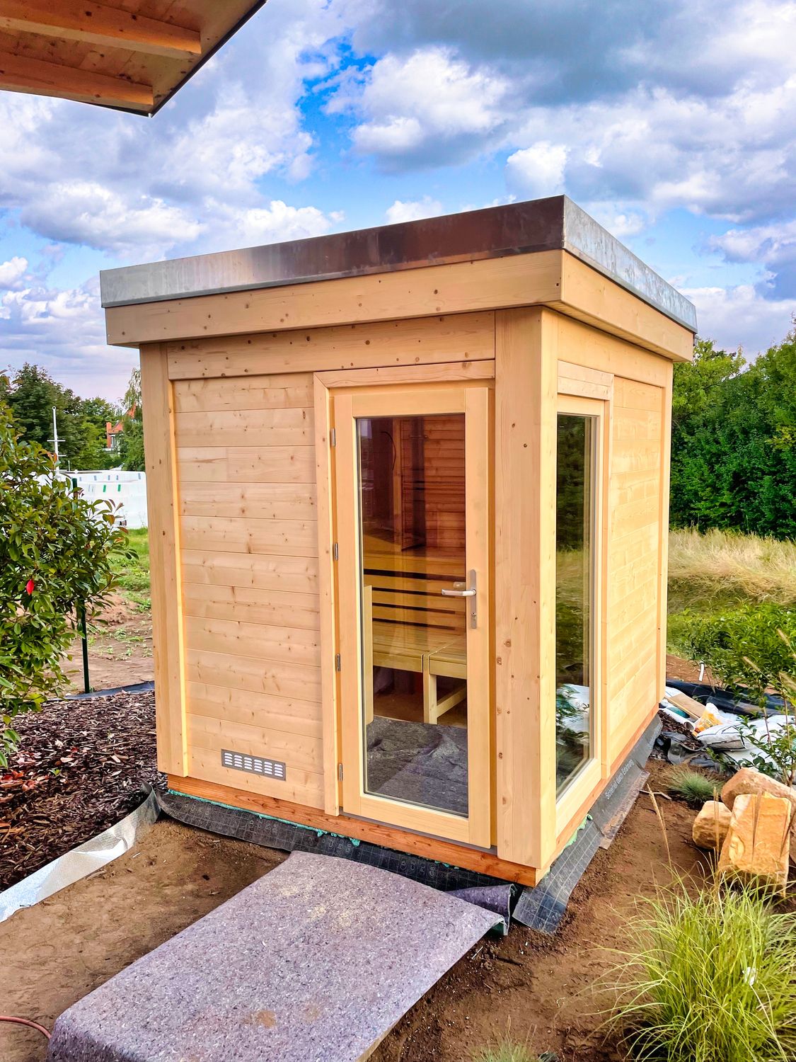 Kompakte Einraumsauna THE ORGANIC aus 80 mm Massivholz mit hochwertiger EOS Saunatechnik, Abachi-Liegen und eleganter Pick-&amp;-