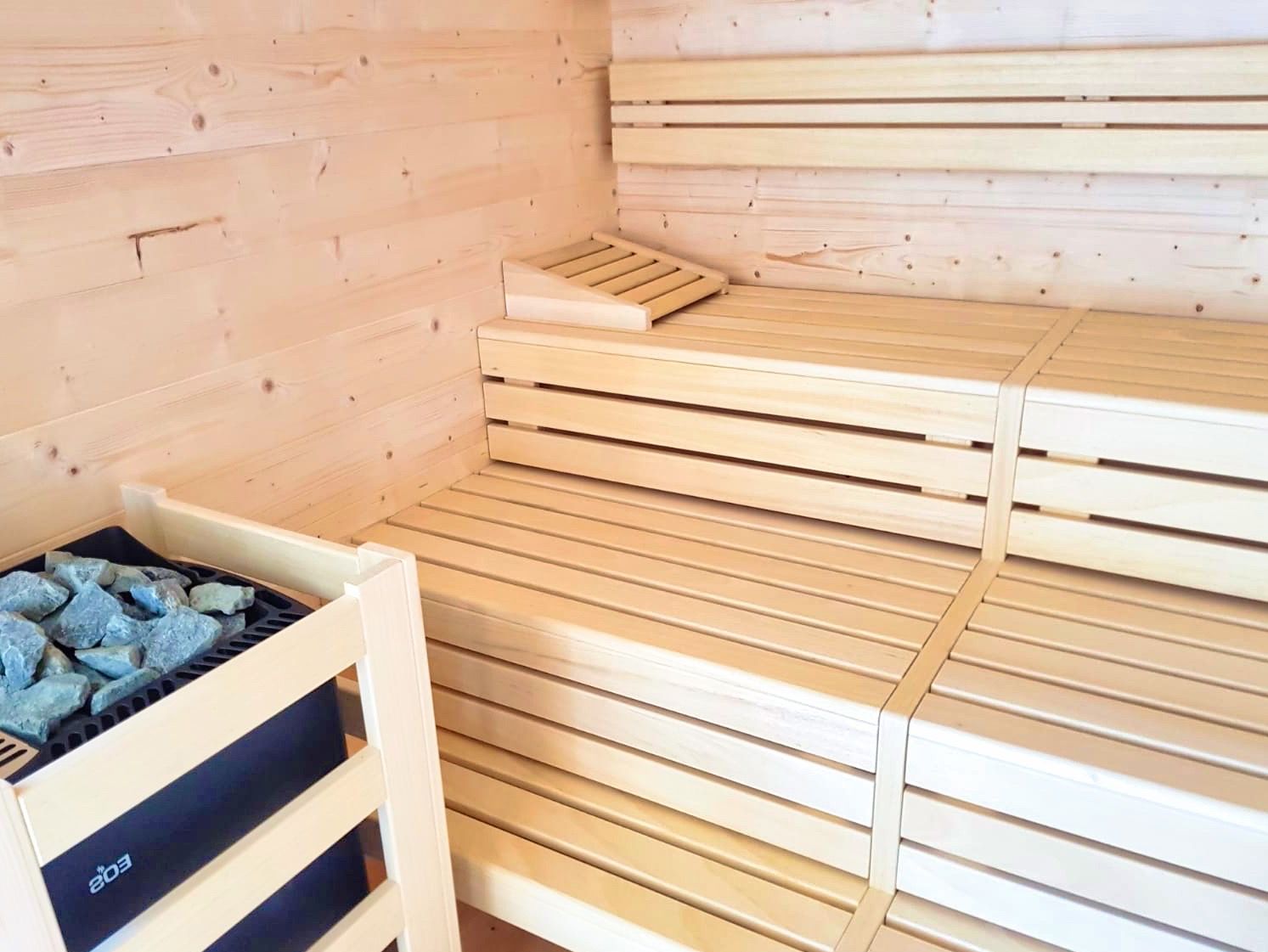 Hochwertiges Saunahaus THE ORGANIC als vormontierte Gartensauna mit minimalistischer Optik, gedämmtem Flachdach und gemütlich