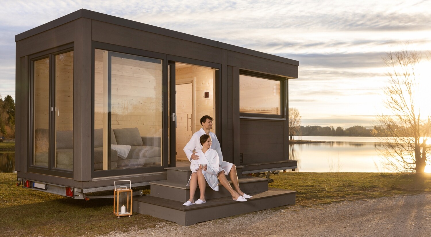 Mobile Luxus Sauna – Gartensauna auf 3,5 t Trailer mit Gasofen &amp; Designausstattung (607 × 251 cm)