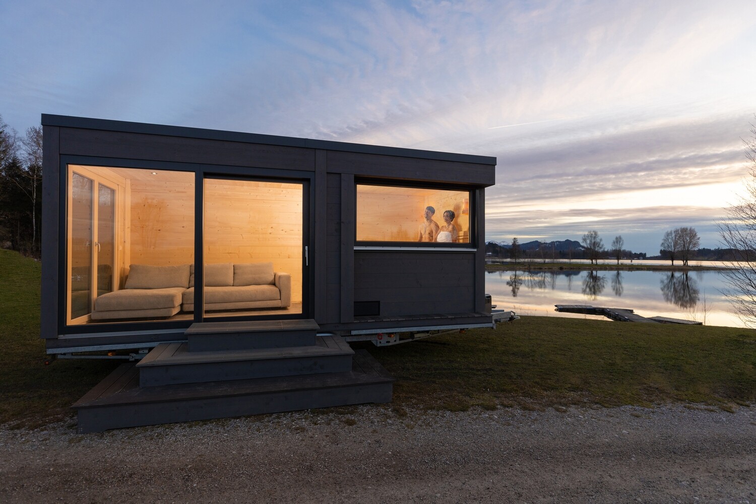 Mobile Luxus Sauna – Gartensauna auf 3,5 t Trailer mit Gasofen &amp; Designausstattung (607 × 251 cm)