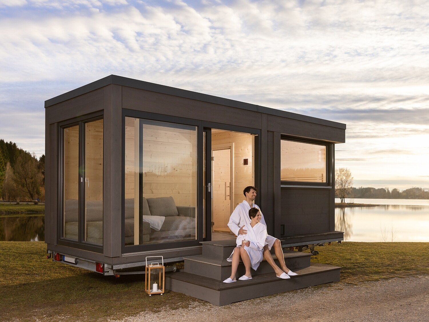 Mobile Luxus Sauna – Gartensauna auf 3,5 t Trailer mit Gasofen &amp; Designausstattung (607 × 251 cm)