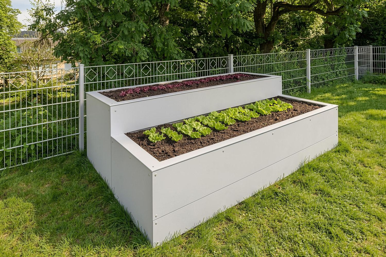 Stilvolles Hochbeet aus HPL in Lichtgrau mit klarer Linienführung und widerstandsfähigem Material für anspruchsvolle Gartenge