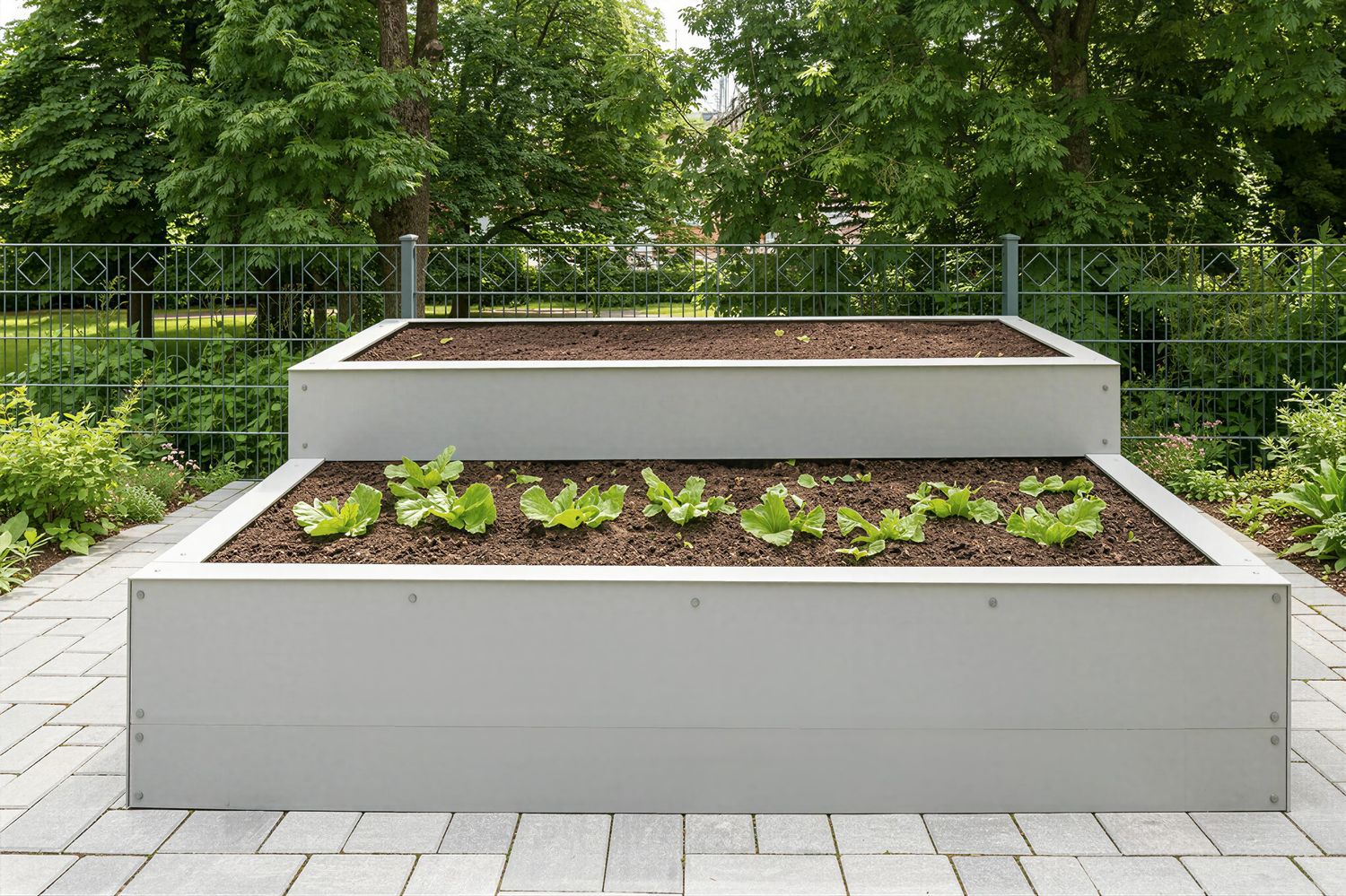 Edles HPL-Hochbeet in Lichtgrau mit moderner Optik, langlebiger Verarbeitung und idealer Ergänzung für hochwertige Gartenkonz