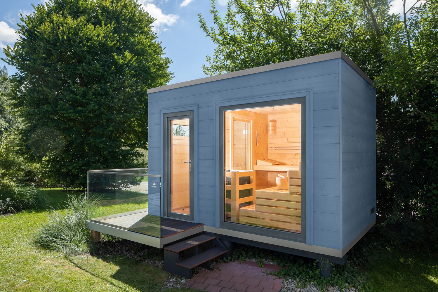 Saunabloox® Waimea mit lasierter Holzfassade in Waimea-Blau, bodentiefen Fenstern und harmonischer Fassadengliederung – ein eleganter Rückzugsort für Wellness im eigenen Garten.