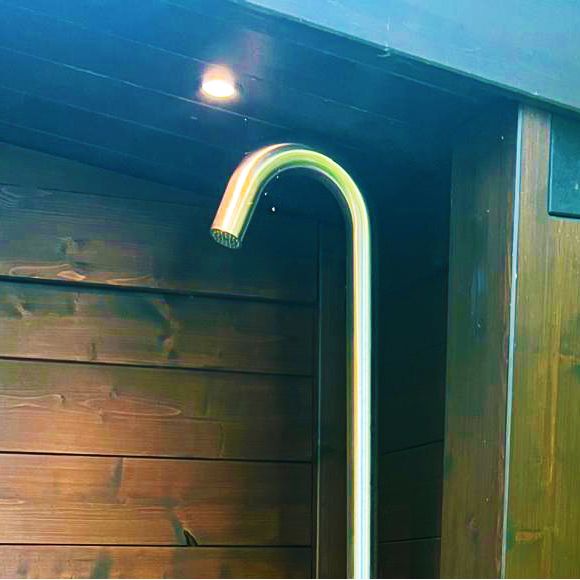 Ligne d’Azur – Douche extérieure design en acier inoxydable / Résistante à l’eau salée