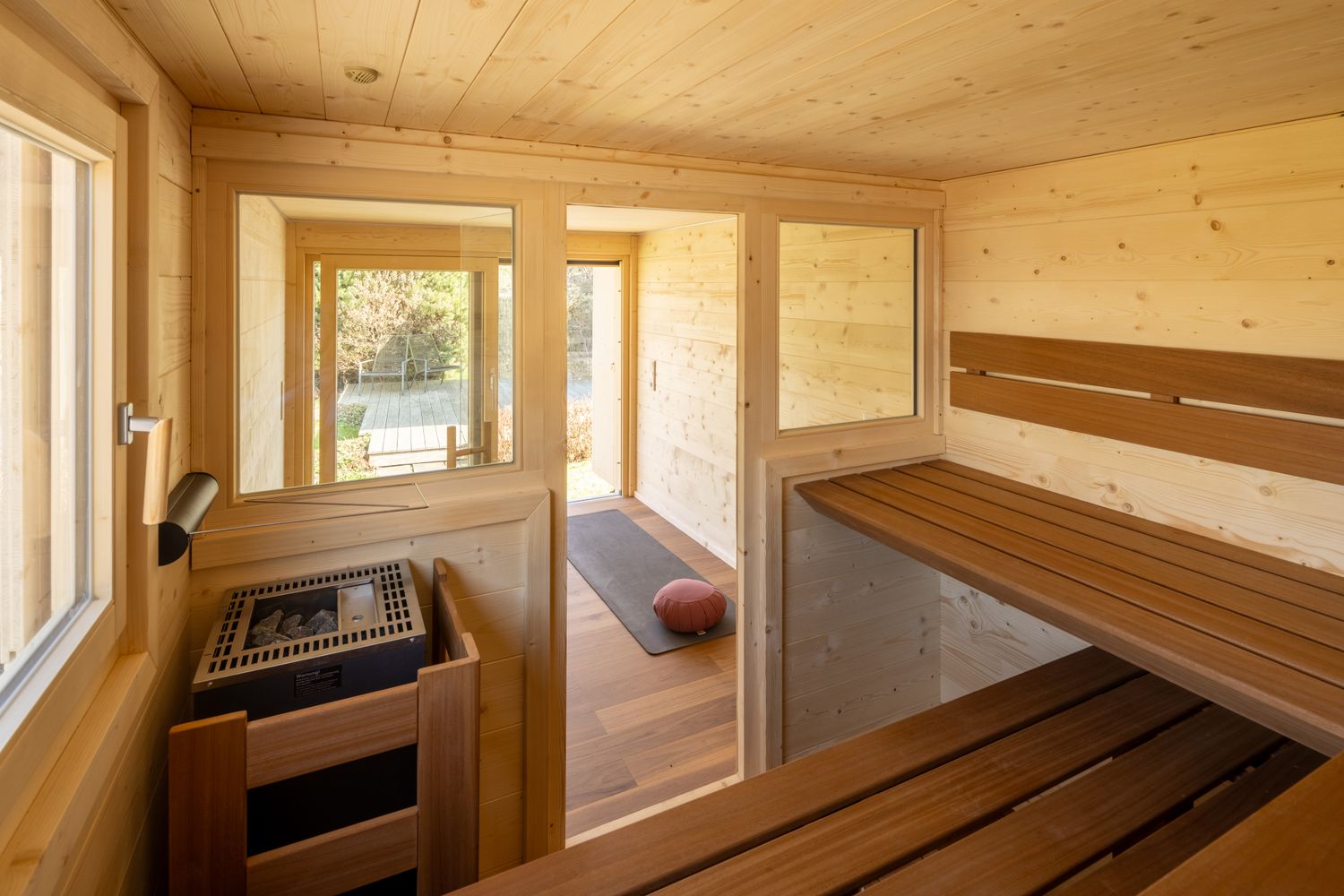 Innenansicht Saunaraum – mobile Gartensauna aus Holz mit natürlichem Ambiente und modernem Design