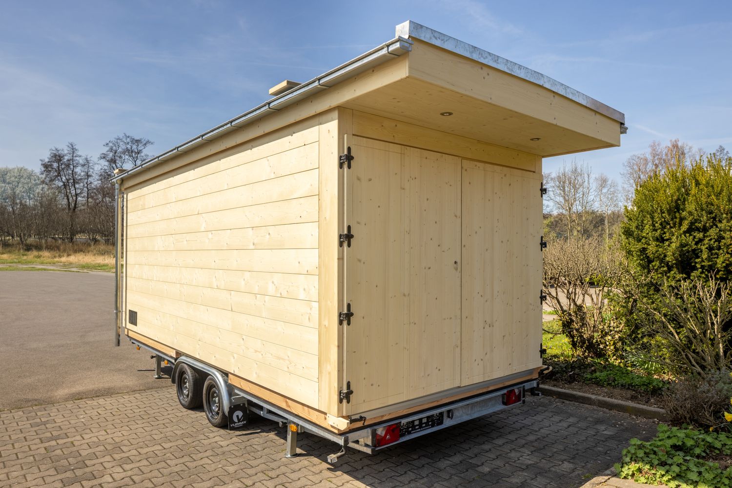Mobile Sauna aus Holz außen – hochwertiges Saunahaus auf Trailer in Blockbauweise mit Satteldach