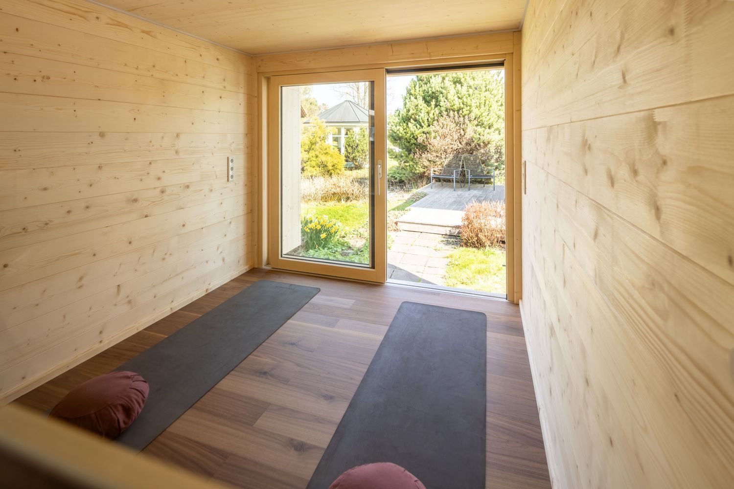 Ruheraum in mobiler Sauna – entspannter Wellnessbereich für Yoga und Erholung im Saunahaus aus Holz