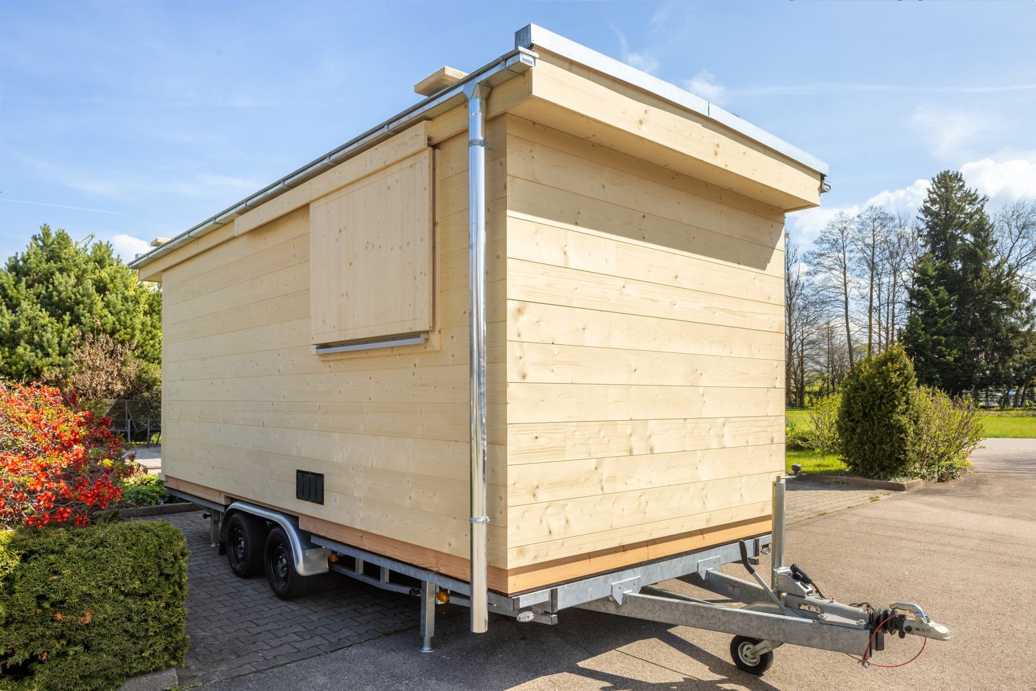Sauna auf Rädern außen – mobile Gartensauna aus Massivholz mit natürlicher Optik und flexibler Nutzung