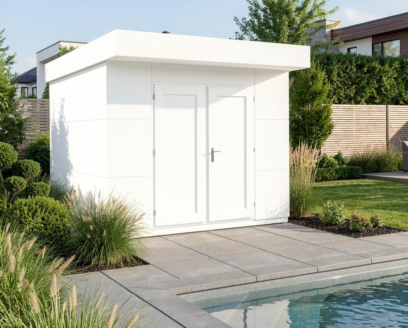 Modernes Design-Gerätehaus im Cube-Stil mit weißer HPL-Fassade und minimalistischer Architektur neben luxuriösem Poolbereich