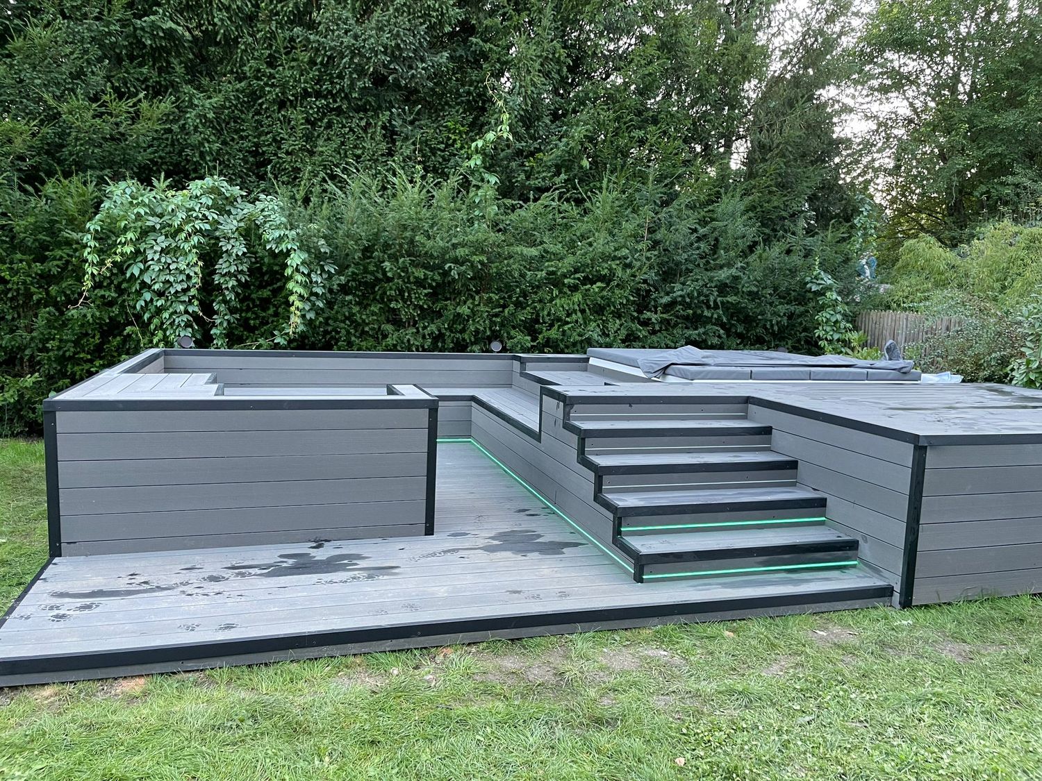 Exklusive Whirlpool Spa Lounge XL mit Outdoorküche und Feuerstelle im modernen Garten