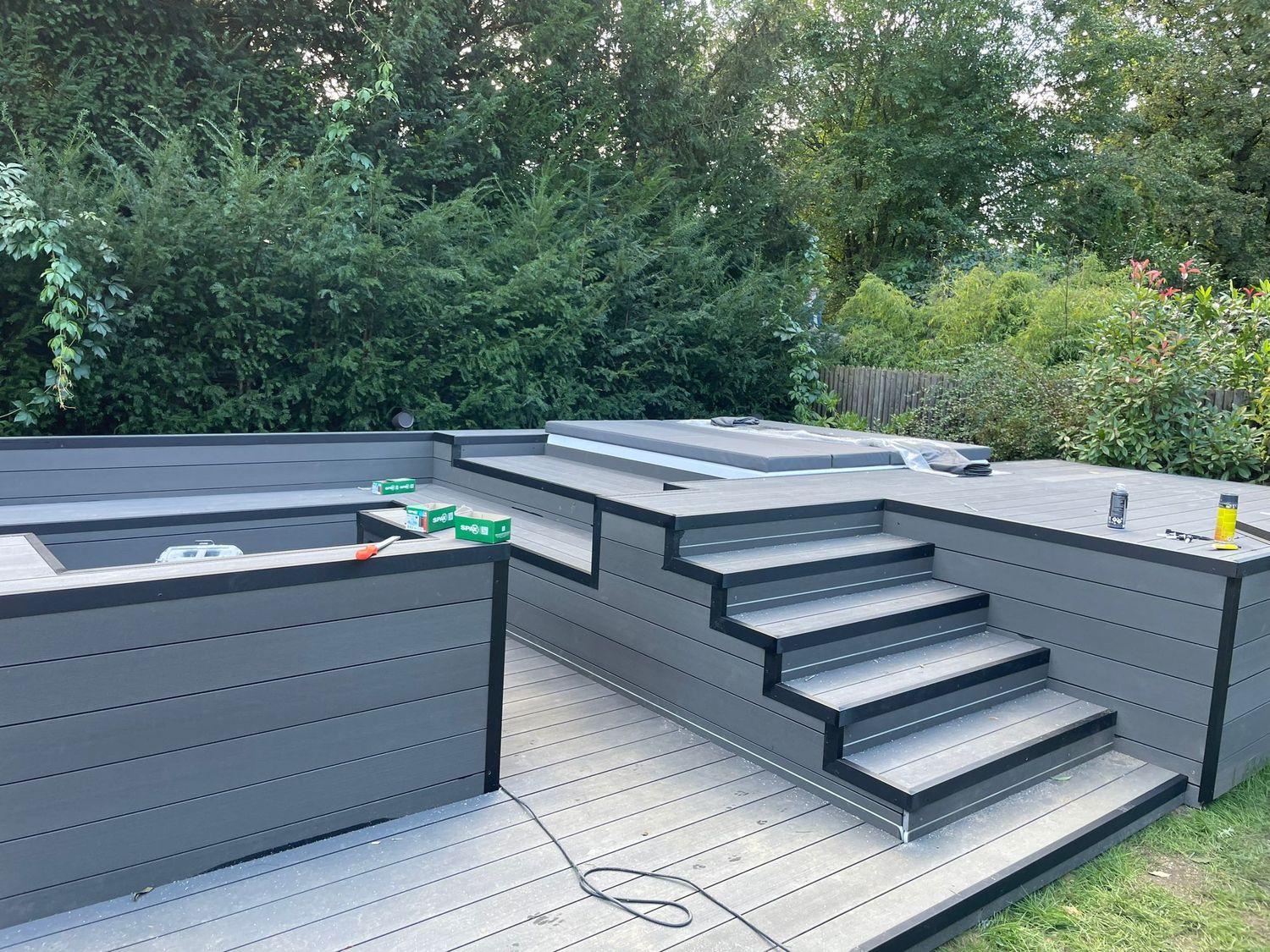 Hochwertige Outdoor Spa Lounge mit integriertem Whirlpool und Sunddeck
