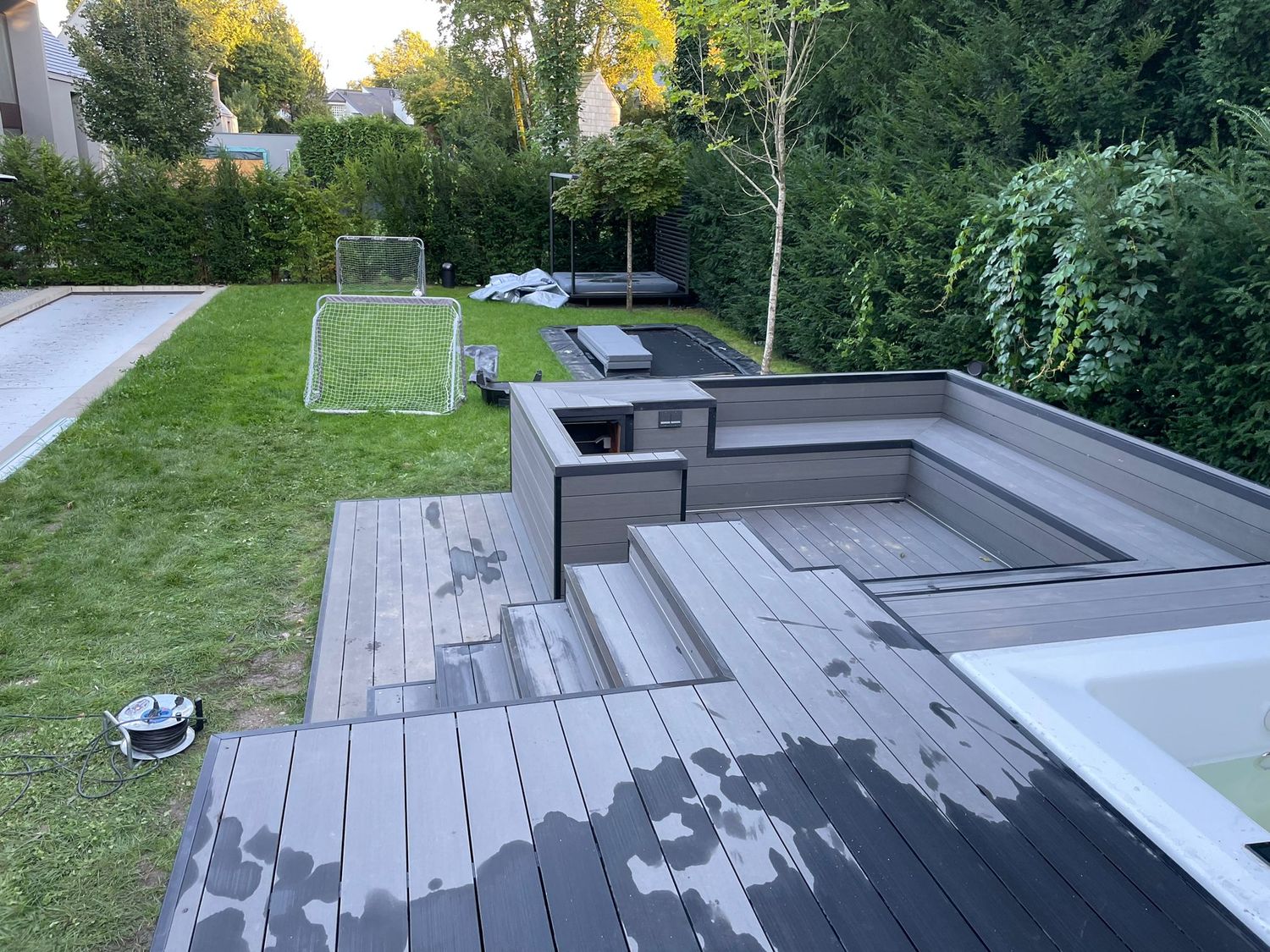 Luxus Hot Tub Surround mit Lounge-Bereich und moderner Architektur-Optik