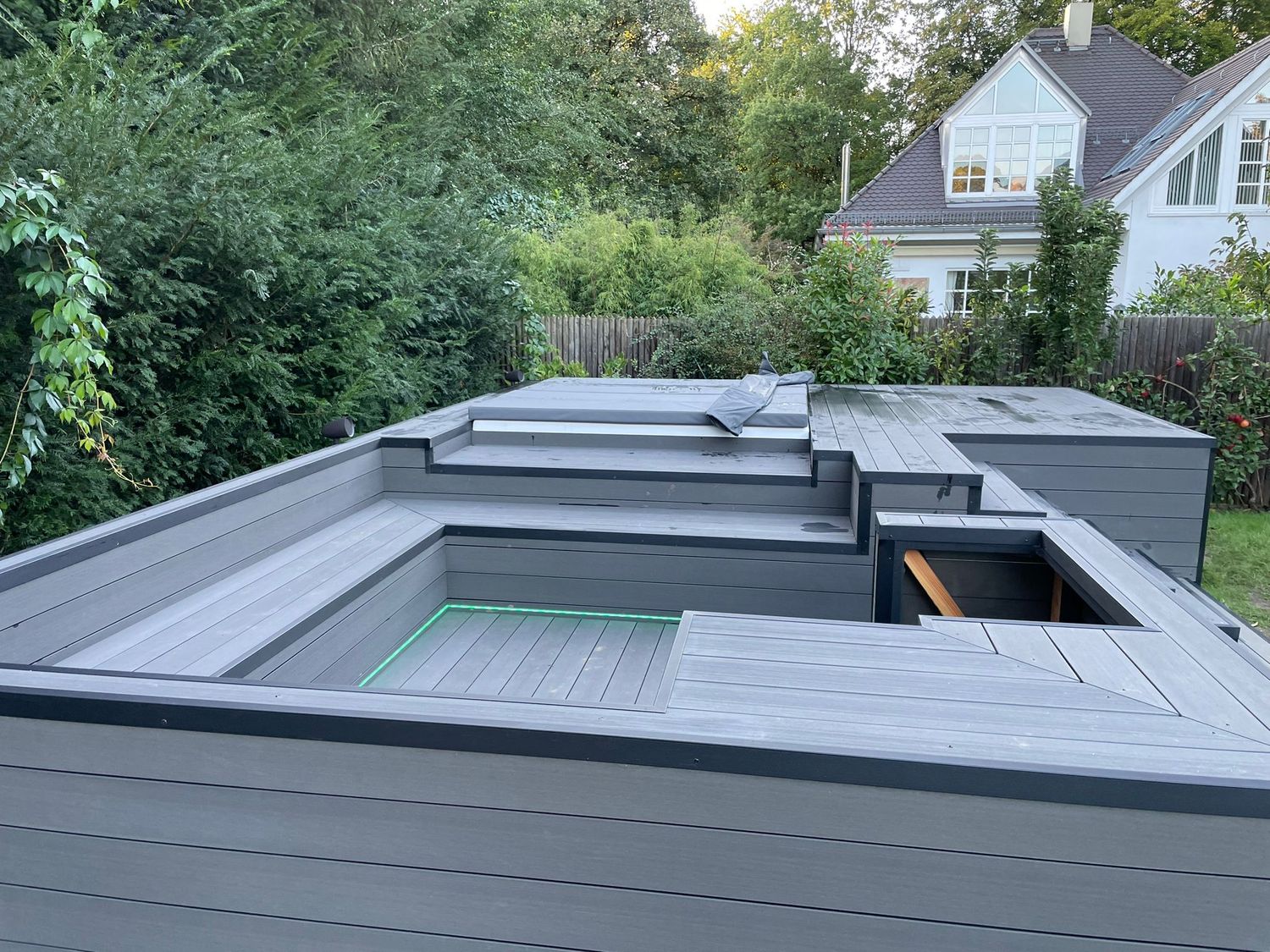 Moderne Whirlpool Lounge mit RGB-Beleuchtung und Outdoorküche