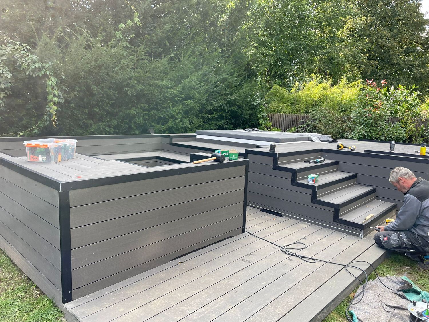Individuelle Whirlpool Einfassung mit U-förmiger Sitzbank und Feuerstelle