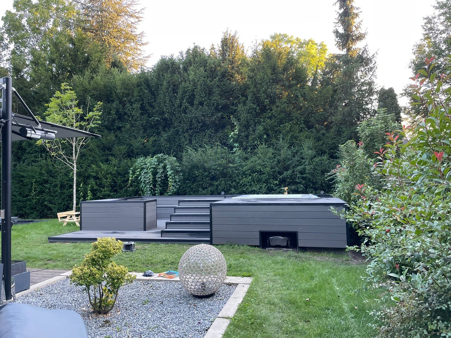 Moderne Whirlpool Einfassung mit Lounge-Bereich, Liegefläche und Outdoor-Küche