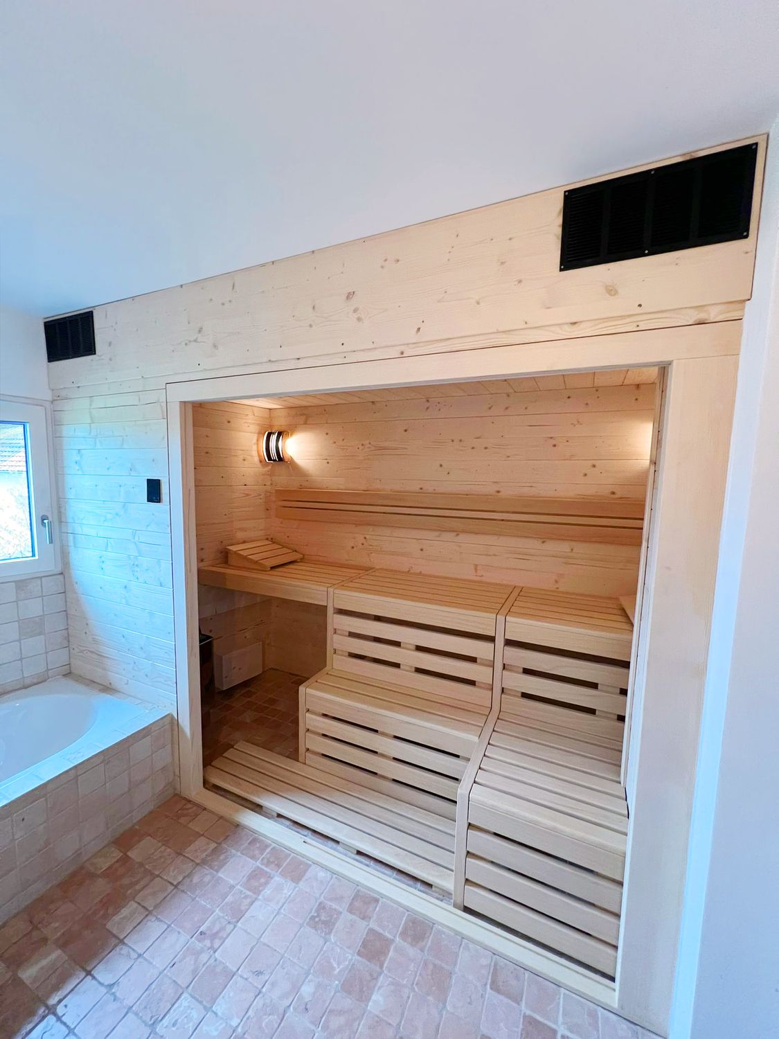 Flächenbündige Design Innensauna mit Schattenfuge