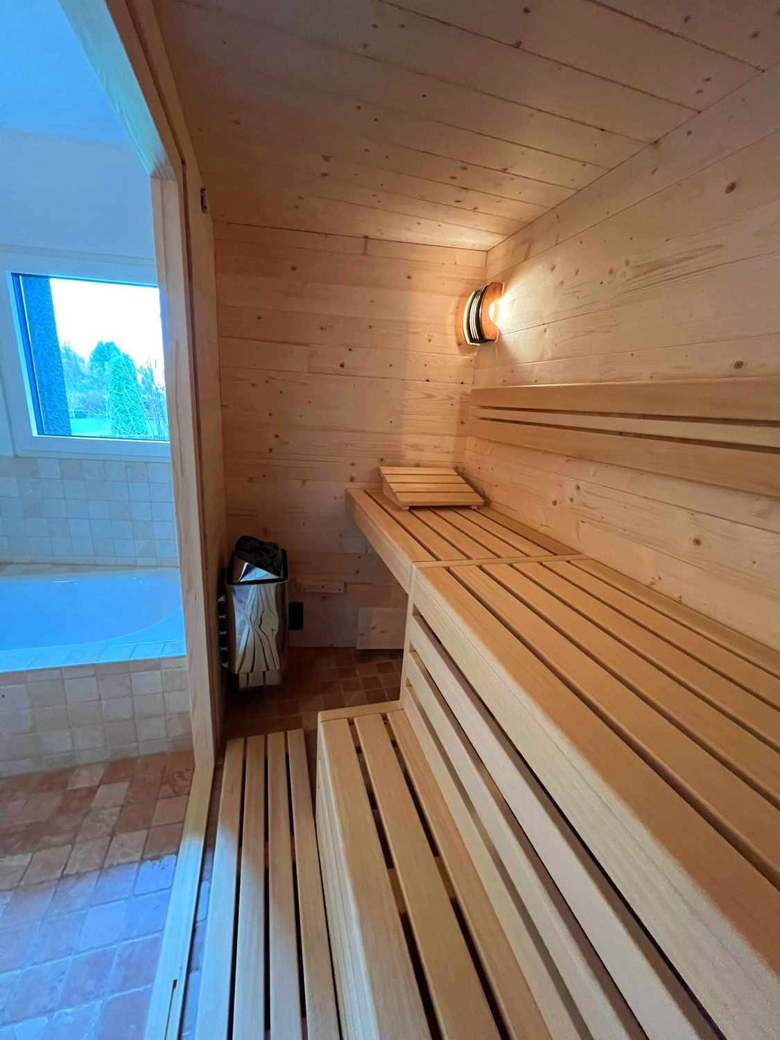 Moderne finnische Innensauna mit Ganzglaselement