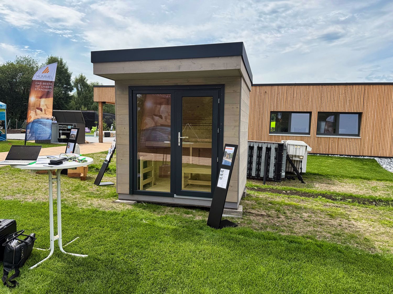 Heirloom Gartensauna 236x190 als Ausstellungshaus mit großer Panorama-Glasfront in Schwerin