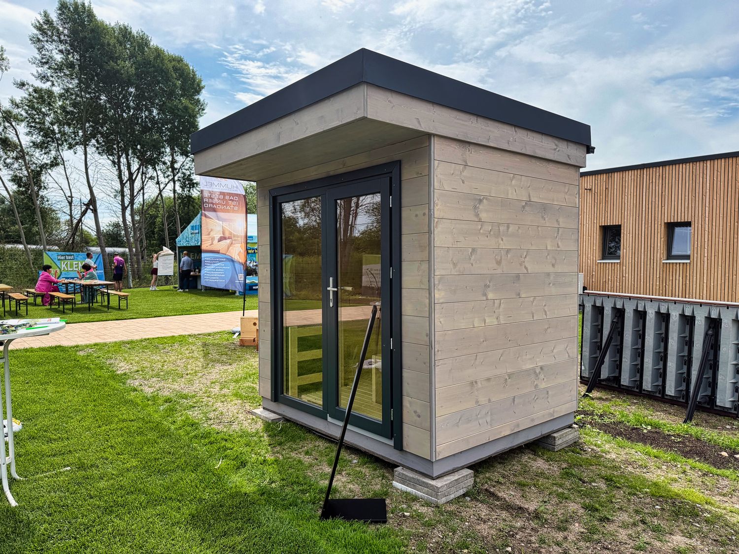 Vormontierte Pick-and-Carry Gartensauna mit Panoramaverglasung und Flachdach