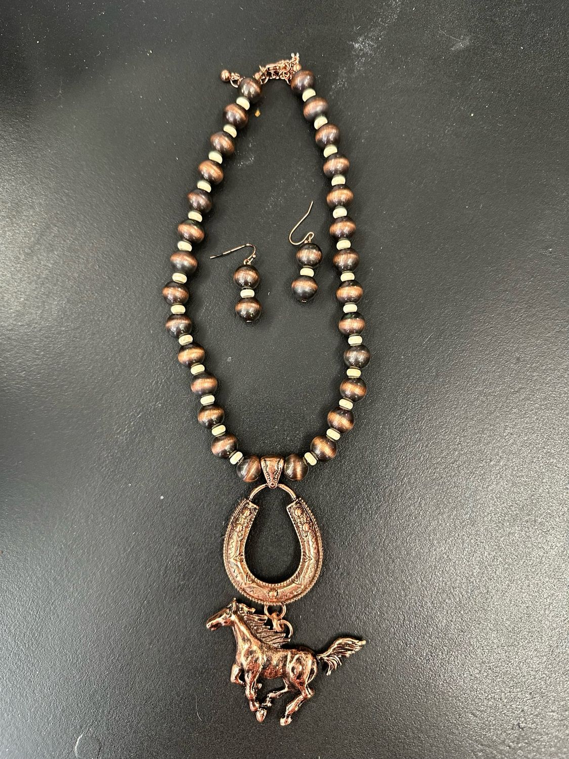 Howlite Horeshoe Run Copper Pearl Set