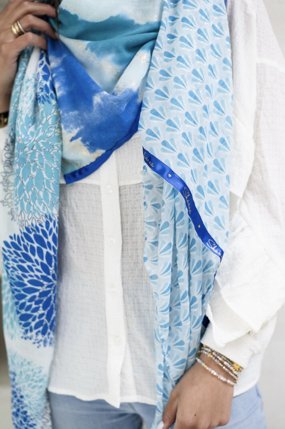 SHANNA ROSARIA * Bleu roi, turquoise et blanc.
