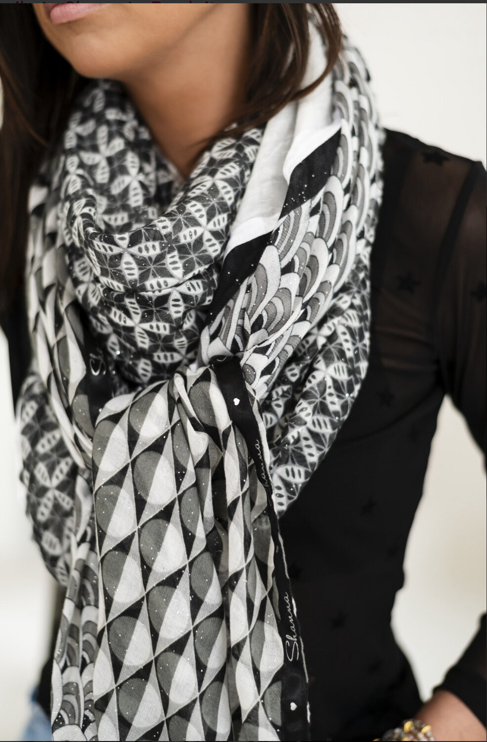 SHANNA ROXANE * Noir, gris, blanc, touchs argentées.