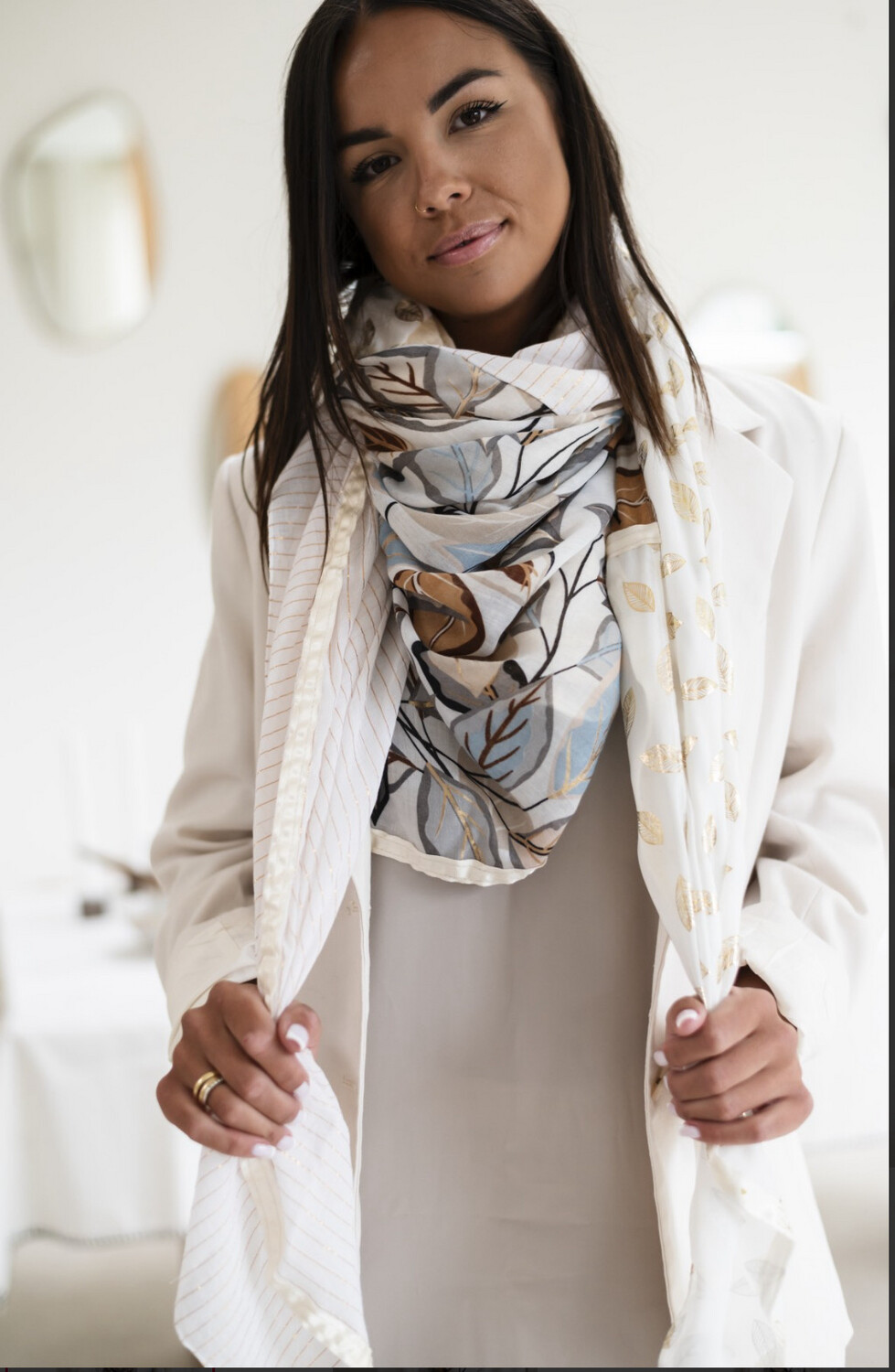 SHANNA REBECCA * Blanc, touches de bleu, camel et doré.