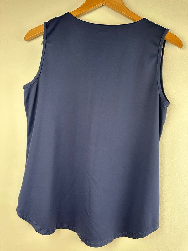 Lulu B Sleeveless Solid Dark Blue Women’s V-neck Top - Very Good Pre-Owned Condition - Size Medium