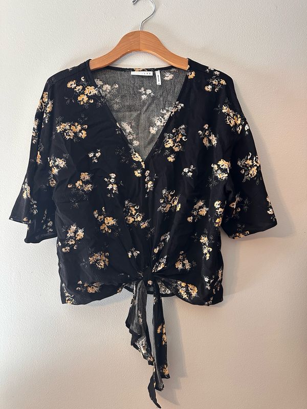 Black Floral V-Neck LUQ Women’s Medium