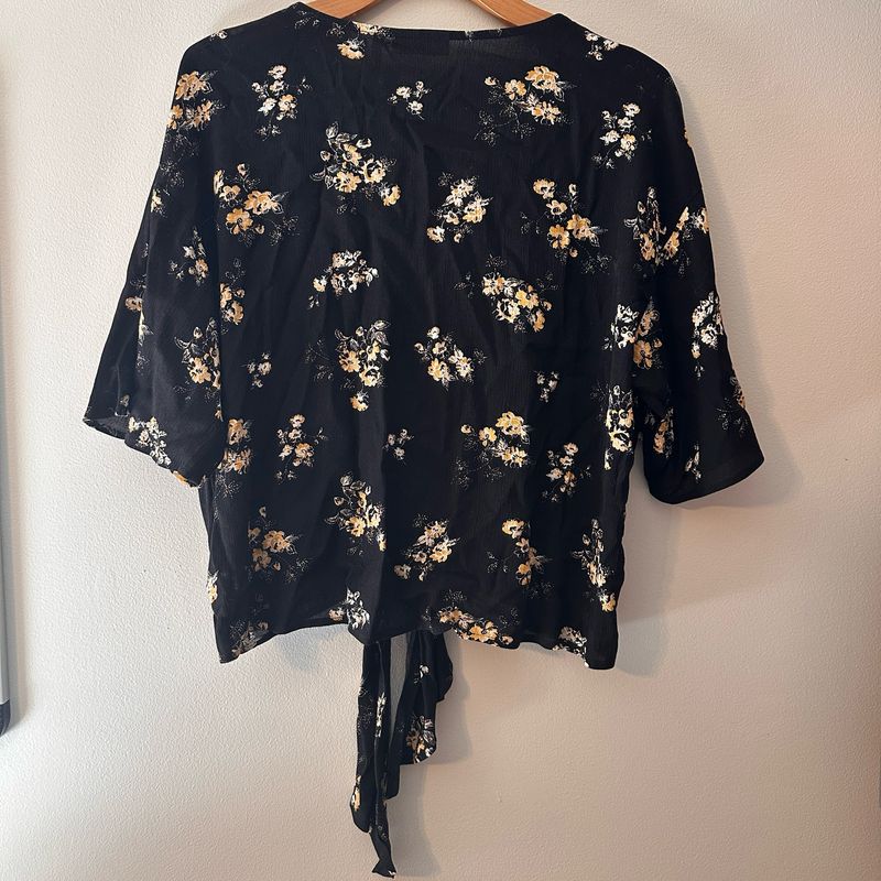 Black Floral V-Neck LUQ Women’s Medium