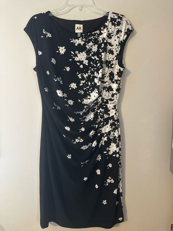 Anne Klein Women’s Size 8 Black And White Figure Flattering Dress With Flowers