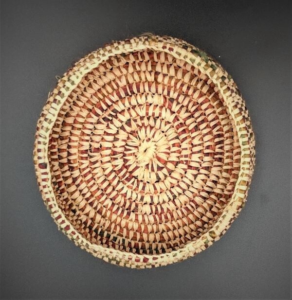 Raffia and earth tones yarn 19cm x 7cm