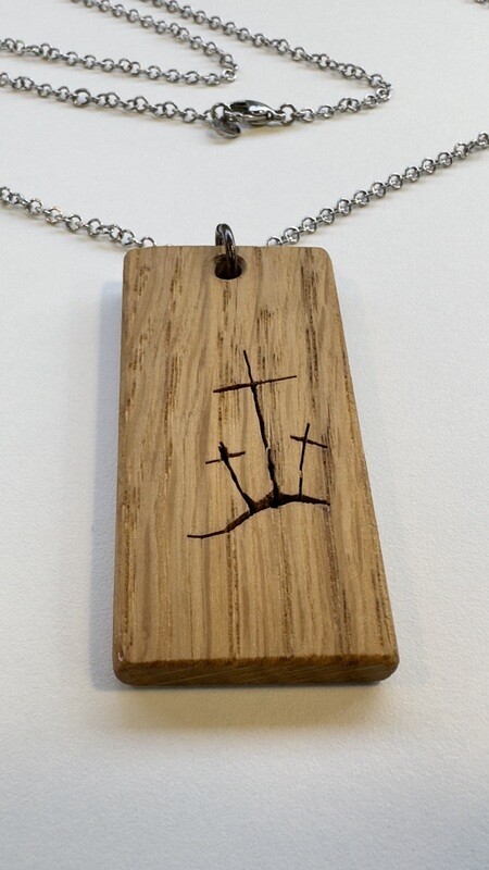 Colgante tres cruces caladas a mano.