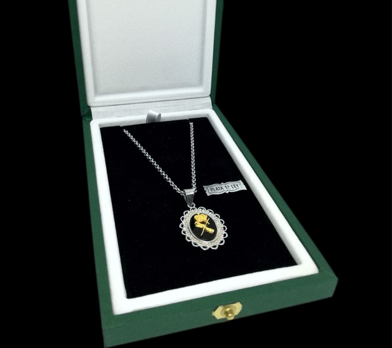 COLGANTE ONIX DE LA GUARDIA CIVILREALIZADO EN PLATA CON PIEDRA DE ONIX CADENA Y ESTUCHE DE LUJO INCLUIDO