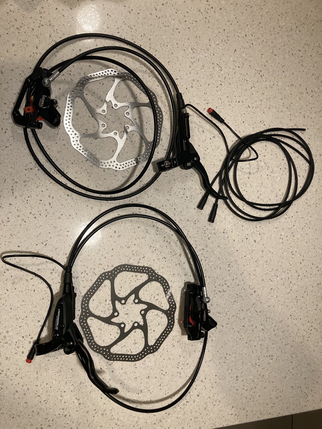 Hydraulic scooter brake kit with brake switch built in fits most modern scooters. 160mm disc incudes hose and cable to controller Top quality dual piston callipers