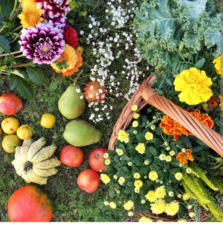 Panier fruits et légumes avec fleurs