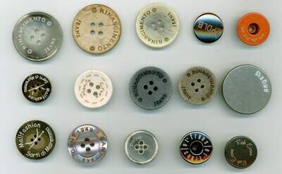 07 - Esempi di bottoni e accessori in diversi materiali laserati con scritte e loghi