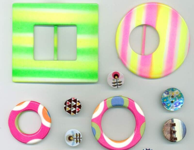 05 - Esempi di bottoni e accessori in diversi materiali  stampati in serigrafia