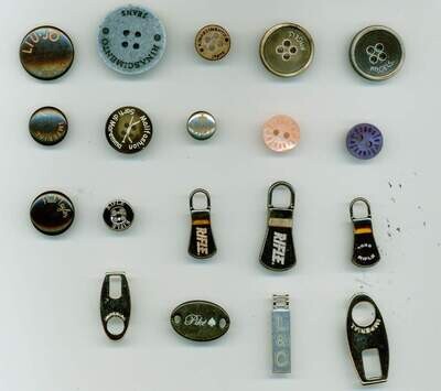 08 - Esempi di bottoni e accessori in diversi materiali laserati con scritte e loghi