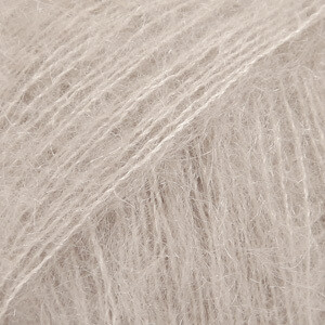 E-parduotuvė „Ką mezgi?“ - Mezgimo siūlai internetu | DROPS Kid-Silk 20 light beige (šviesi smėlio) - www.kamezgi.lt - 75% moheris, 25% šilkas