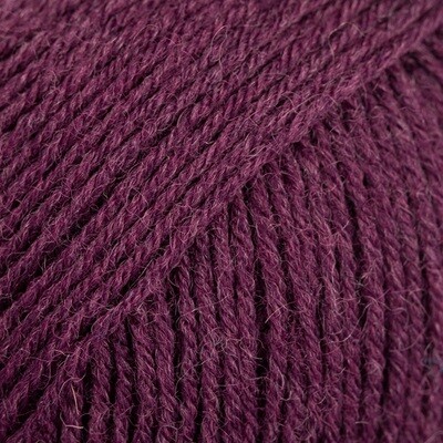 E-parduotuvė „Ką mezgi?“ - Mezgimo siūlai internetu | DROPS Fabel 104 purple (violetinė) - www.kamezgi.lt - 75% vilna, 25% poliamidas