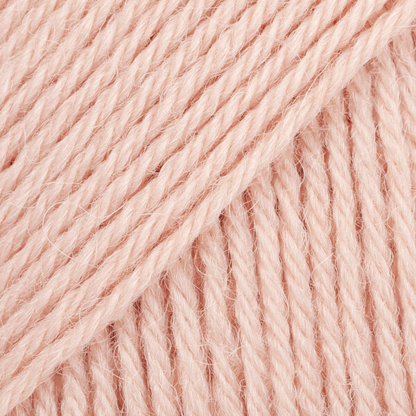 E-parduotuvė „Ką mezgi?“ - Mezgimo siūlai internetu | DROPS Nord 27 light peach (persikų) - www.kamezgi.lt - 45% alpakos vilna, 30% poliamidas, 25% vilna