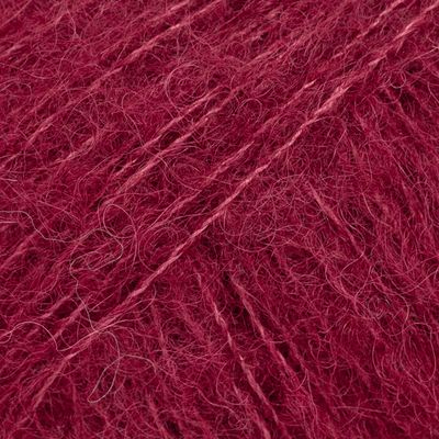 DROPS Brushed Alpaca Silk 23 bordinė DROPS Brushed Alpaca Silk - švelnūs alpakos vilnos ir šilko siūlai su pūkeliu | kamezgi.lt mezgimo siūlai internetu